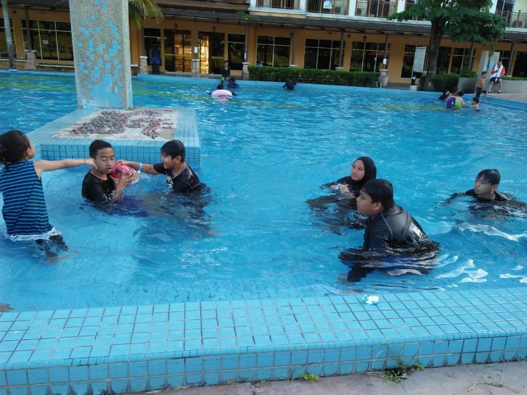 Sanie Guest Room Suria A' Apartment, Bukit Merah Laketown Resort Kampong Kubu Gajah  Exterior photo